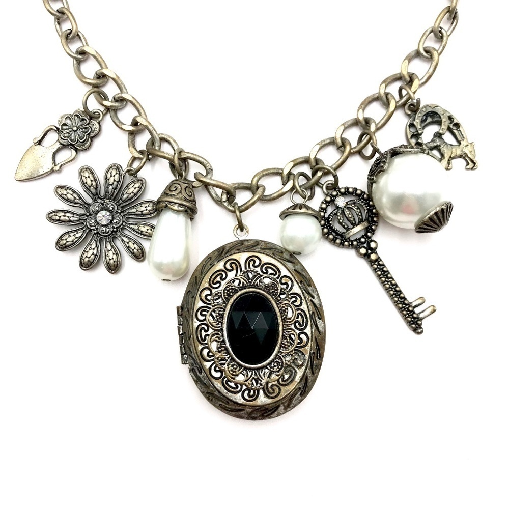 Silver Tone Statement Necklace​​